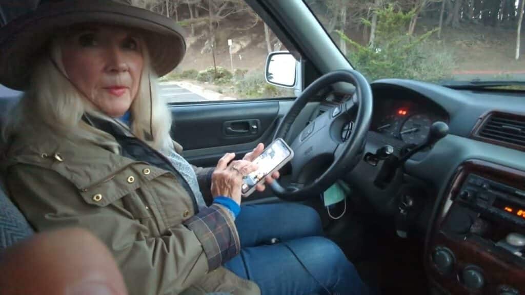Listen to audiobooks in cars without Bluetooth 